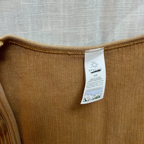 Aerie OFFLINE Seamless Ribbed Long Sleeve Cropped Top with Square Neckline - Picture 3 of 7